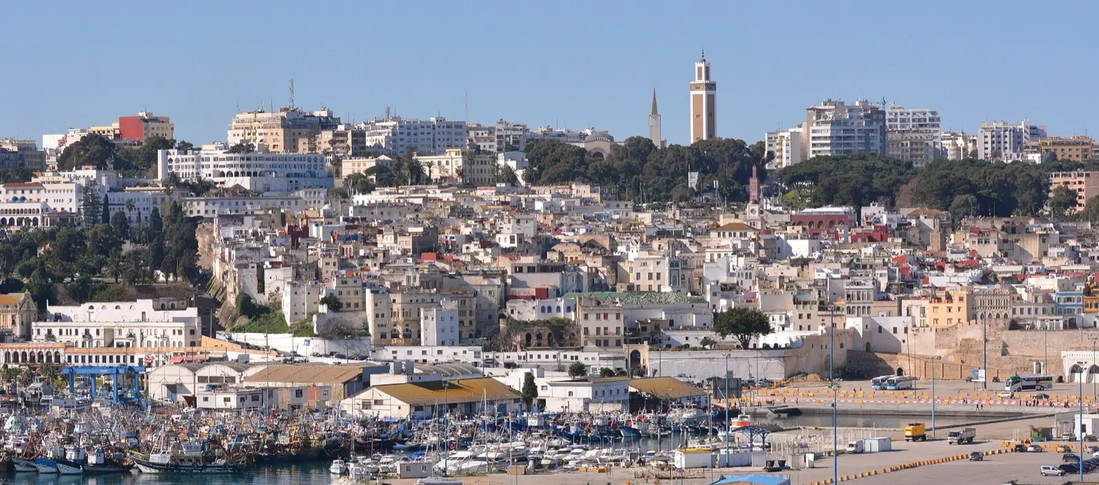 منظر لطنجة من المدينة القديمة إلى الميناء